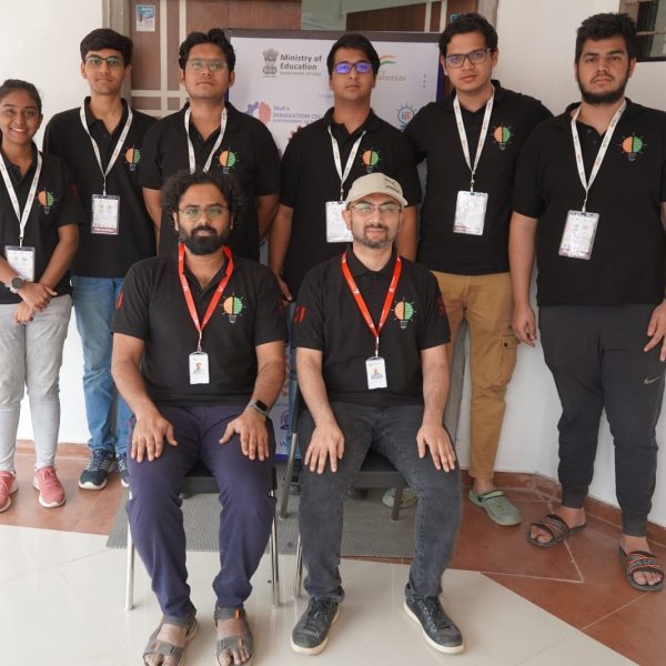 Winners of Smart India Hackathon 2023 (Software Edition) along with their mentors