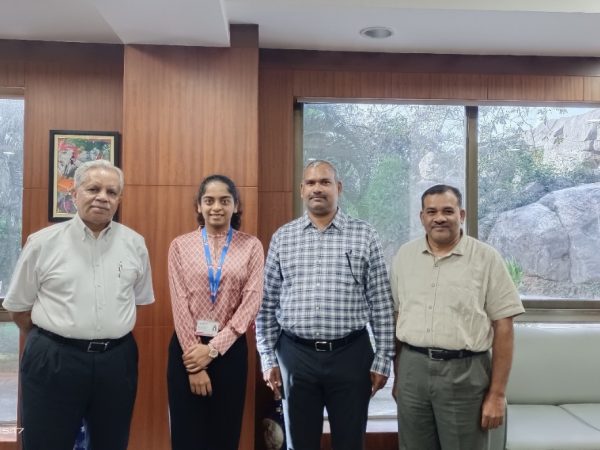 Sruthi Manthena, alongside Mahindra University’s Vice Chancellor, Dr. Yajulu Medury and esteemed professors.