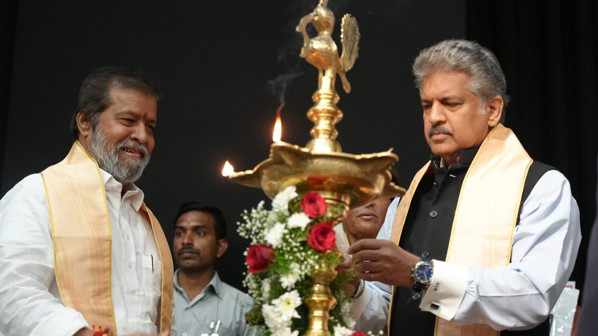 From left to right, Shri. Damodar Rajanarasimha, Hon’ble Minister of Health, Government of Telangana and Mr. Anand Mahindra, Chancellor, Mahindra University lighting the lamp at the 3rd Annual Convocation of Mahindra University