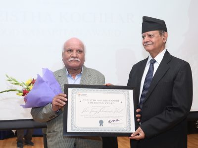 Lt. Gen. Dr. S.P. Kochhar felicitating Suraj Prakash Vaid with 1st Cheistha Kochhar Good Samaritan Award