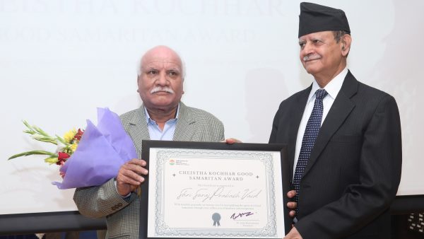 Lt. Gen. Dr. S.P. Kochhar felicitating Suraj Prakash Vaid with 1st Cheistha Kochhar Good Samaritan Award