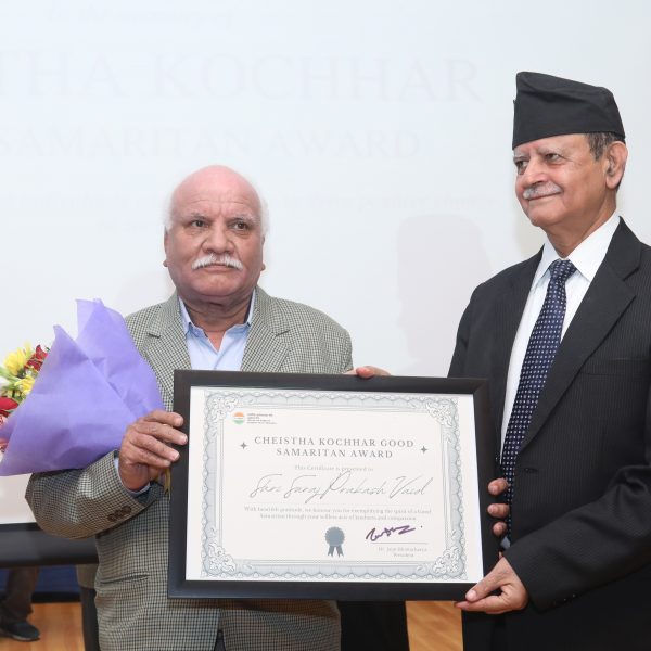 Lt. Gen. Dr. S.P. Kochhar felicitating Suraj Prakash Vaid with 1st Cheistha Kochhar Good Samaritan Award