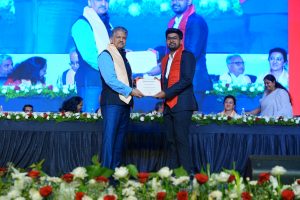 Mr Anand Mahindra, Chancellor, Mahindra University conferring degree to a student of Mahindra University at the Fourth Annual Convocation