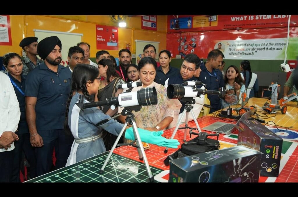 Smt. Rekha Gupta, Hon'ble CM of Delhi, Ashish Modi, President, India and Asia Pacific, Honeywell Technologies interact with a student demonstrating her project at the newly inaugurated STEM lab supported by Honeywell Technologies at Shalimar Bagh Village Government Girls Senior Secondary School.